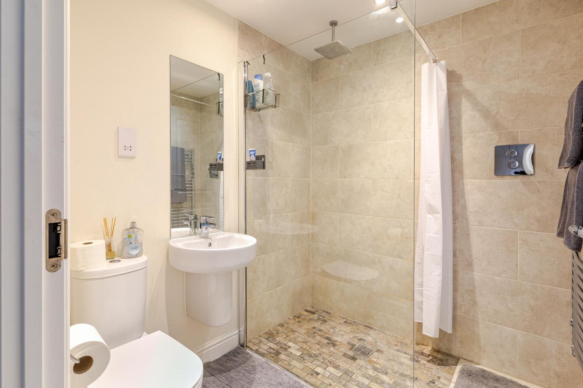 Large Double Room & Private Ensuite Bathroom, Badbury Park, Swindon, Near Great Western Hospital Exterior foto
